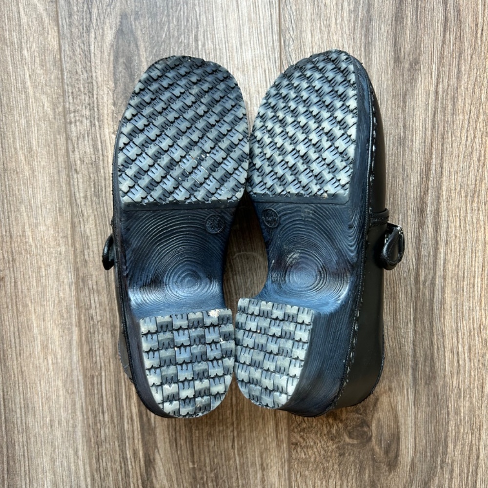 Stylish Black Leather Mules by [Brand] - Picture 7 of 11